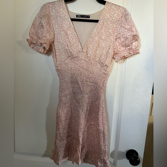 Zara Dresses & Skirts - Zara Light Pink Floral Mini Dress w/Puff Sleeves         Size XS